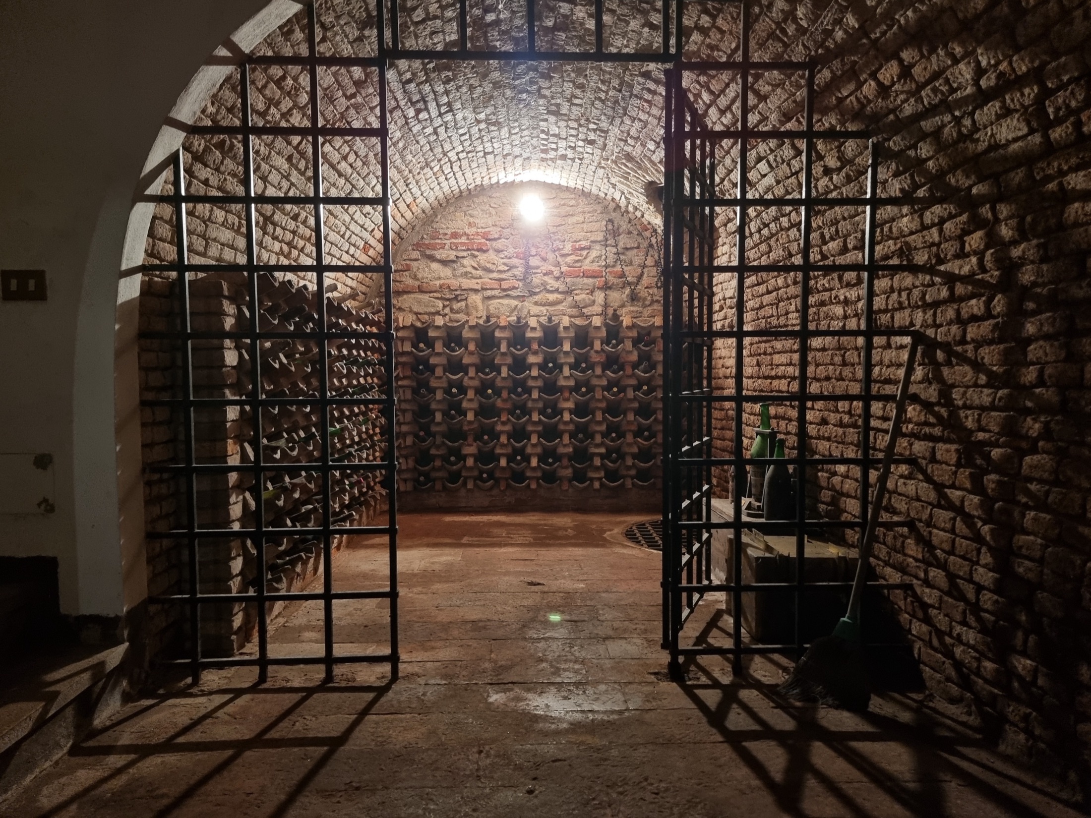 Volte in mattoni della cantina storica di Villa Monte Morone