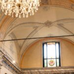 Volta affrescata e lampadario della cappella storica della villa