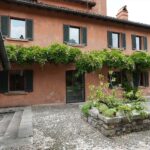 Corte della villa con pergolato di glicine e pozzo in pietra