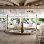 Loggia coperta allestita per un evento attorno alla fontana storica