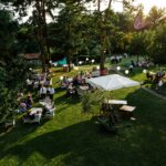 Aperitivo nel parco di Villa Monte Morone al tramonto
