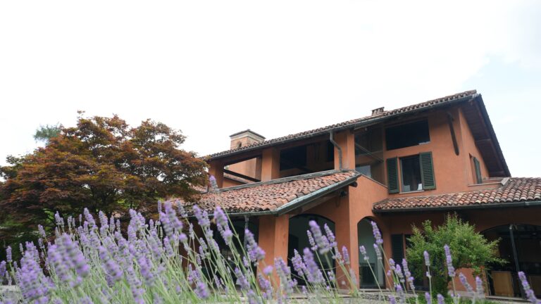 Villa Monte Morone vista dal giardino con la lavanda in primo piano