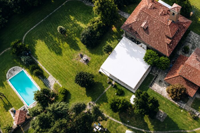 Veduta aerea di Villa Monte Morone con il parco, la piscina e gli spazi per eventi